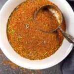 Low-fodmap dry rub for barbecue in a white bowl with a scoop.