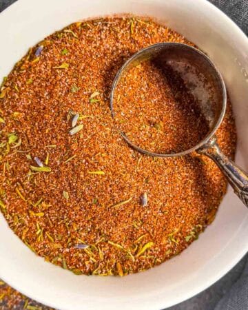 Low-fodmap barbeque rub in a small bowl with a scoop.